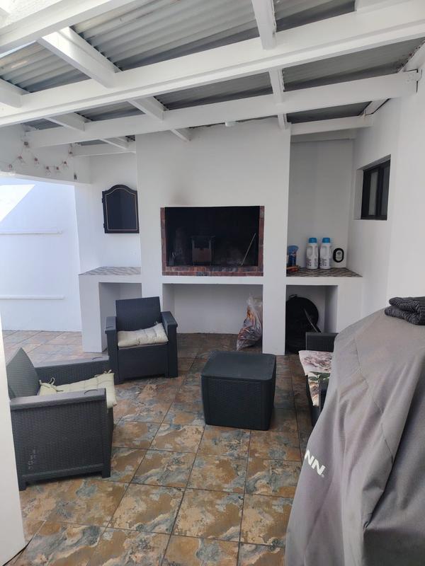 To Let 4 Bedroom Property for Rent in Onrus Western Cape